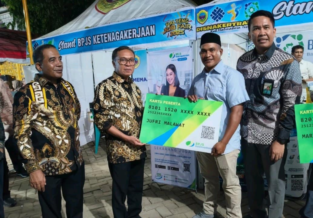 Penyerahan Simbolis Kartu BPJS Ketenagakerjaan Warnai HUT ke-35 Pemkab Halmahera Tengah