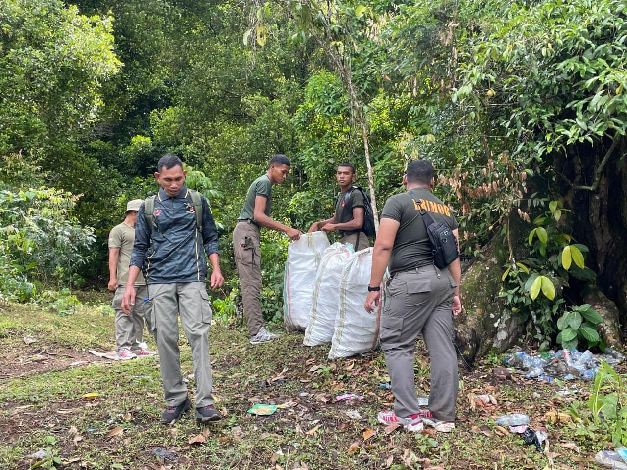 Bersihkan Wisata Taman Love, 15 Karung Sampah Diangkut Brimob