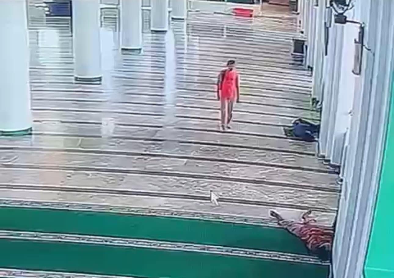 Terekam CCTV, Polisi Buru Pelaku Pencurian Handphone di Masjid Raya Ternate