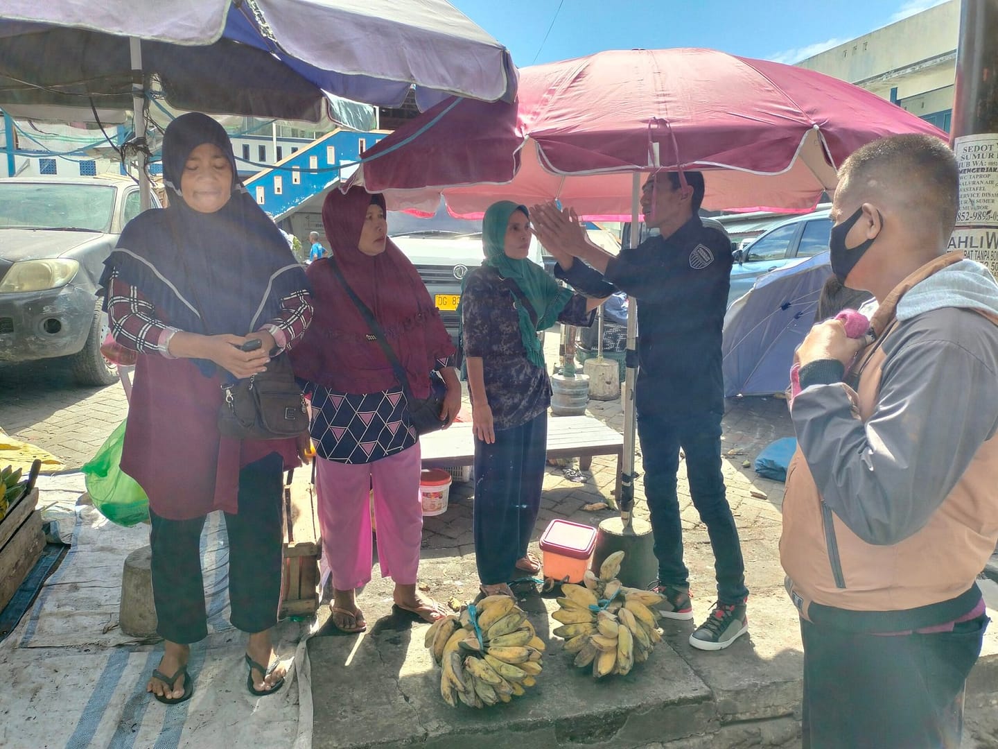 Pedagang Pisang Adu Mulut dengan Petugas Disperindag Menolak Direlokasi