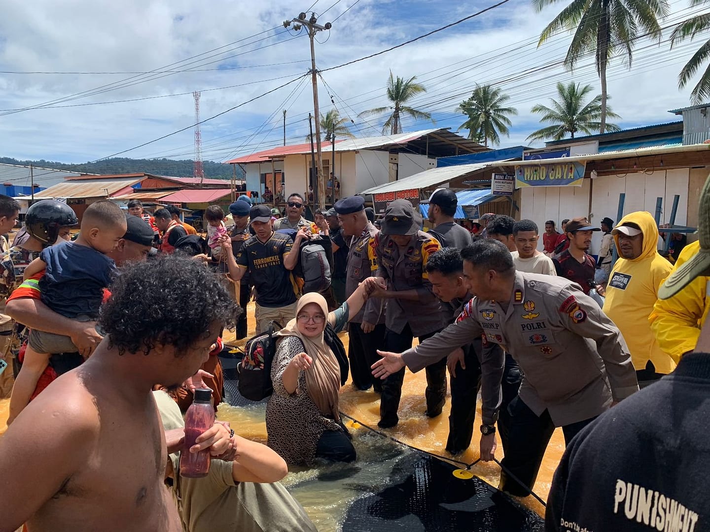 Warga Terdampak Banjir Halteng Dievakuasi