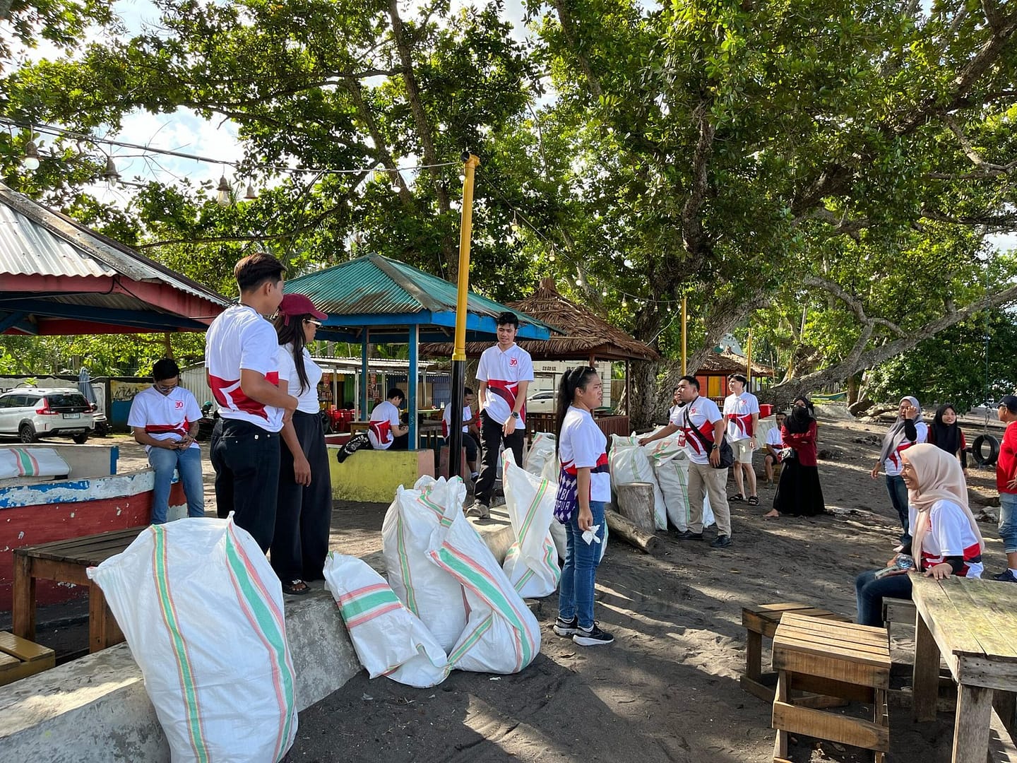 Maknai HUT ke-30, Telkomsel Berkolaborasi dengan Komunitas Ankam Lakukan Aksi Bersih Pantai Kastela Ternate