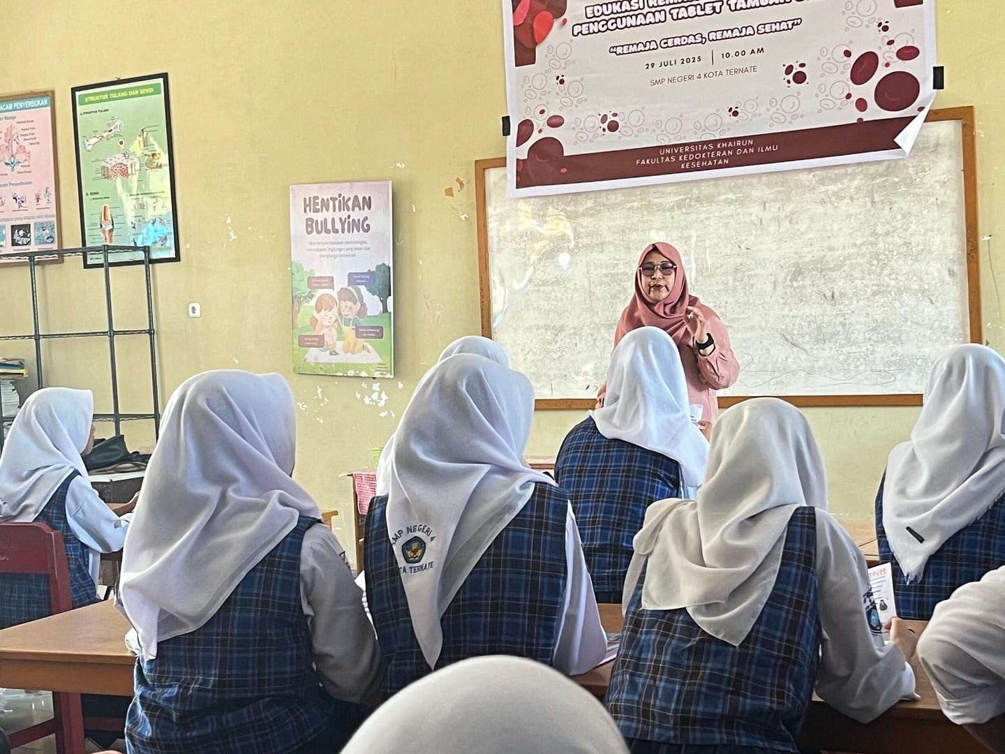 Remaja Sehat, Remaja Cerdas: Dosen Fakultas Kedokteran dan Ilmu Kesehatan Unkhair Edukasi Siswi SMPN 4 tentang Penggunaan Tablet Fe