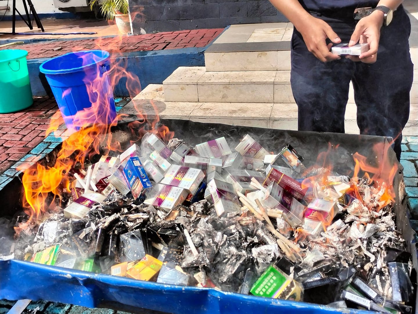 Tegaskan Komitmen Penegakan Hukum dan Transparansi, Bea Cukai Ternate Musnahkan Rokok dan Miras Ilegal