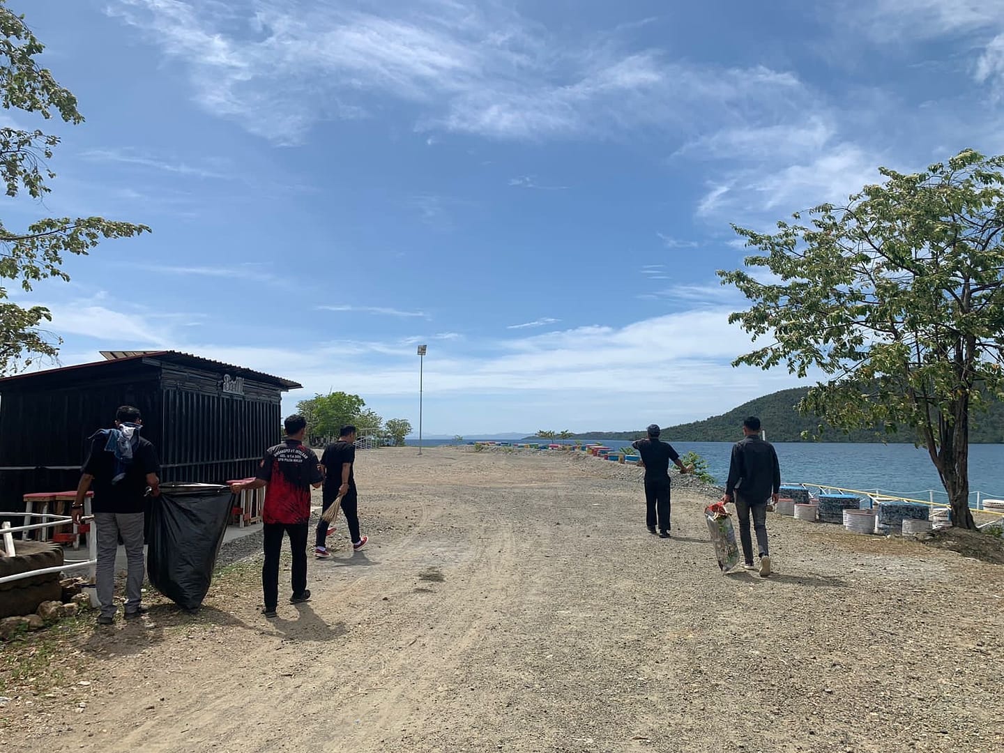 Sat Intelkam Polres Haltim Bersihkan Pantai Tindaklanjuti Arahan Presiden