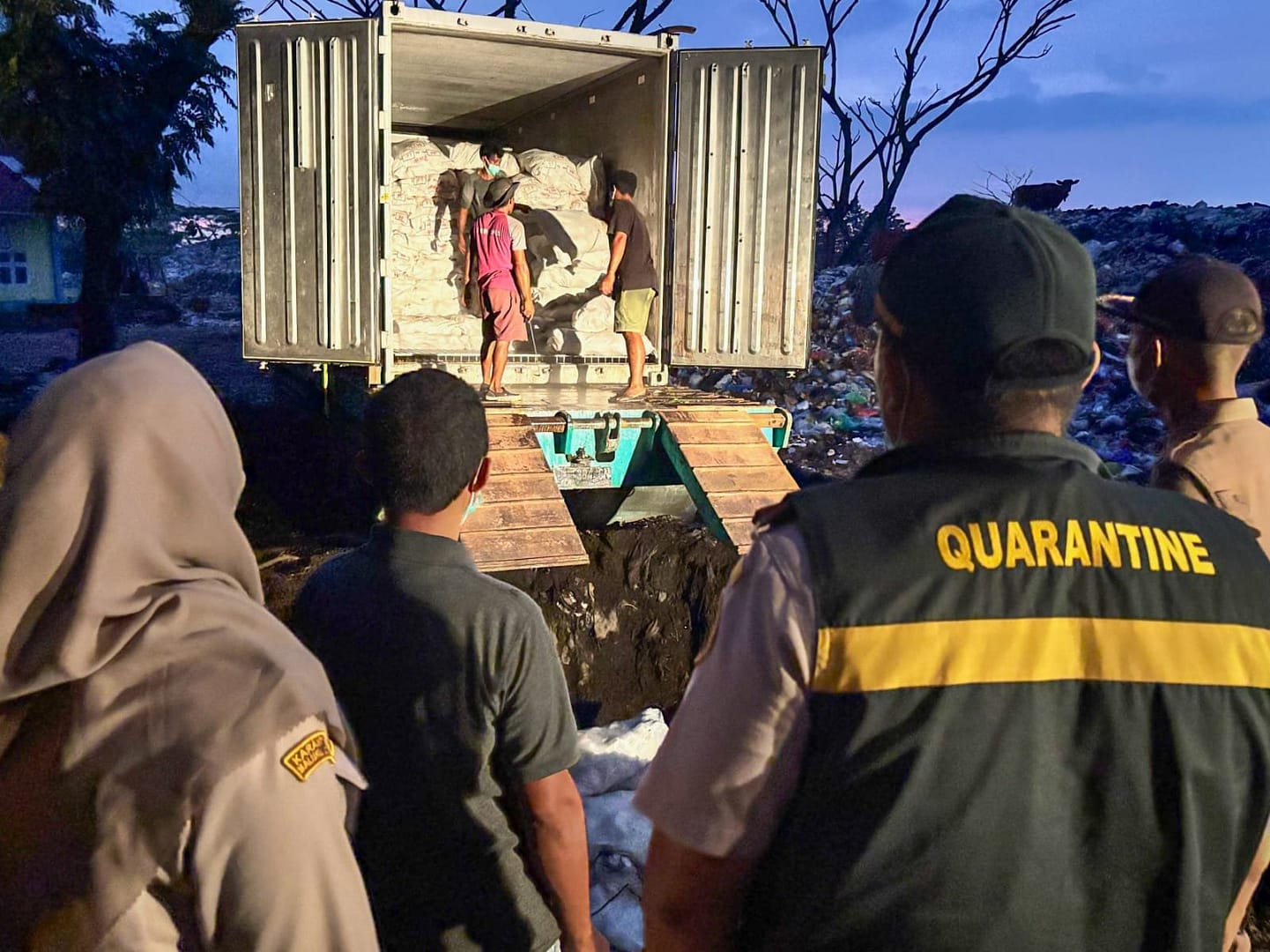 Karantina Maluku Utara Musnahkan Daging Ayam yang Ditemukan Busuk