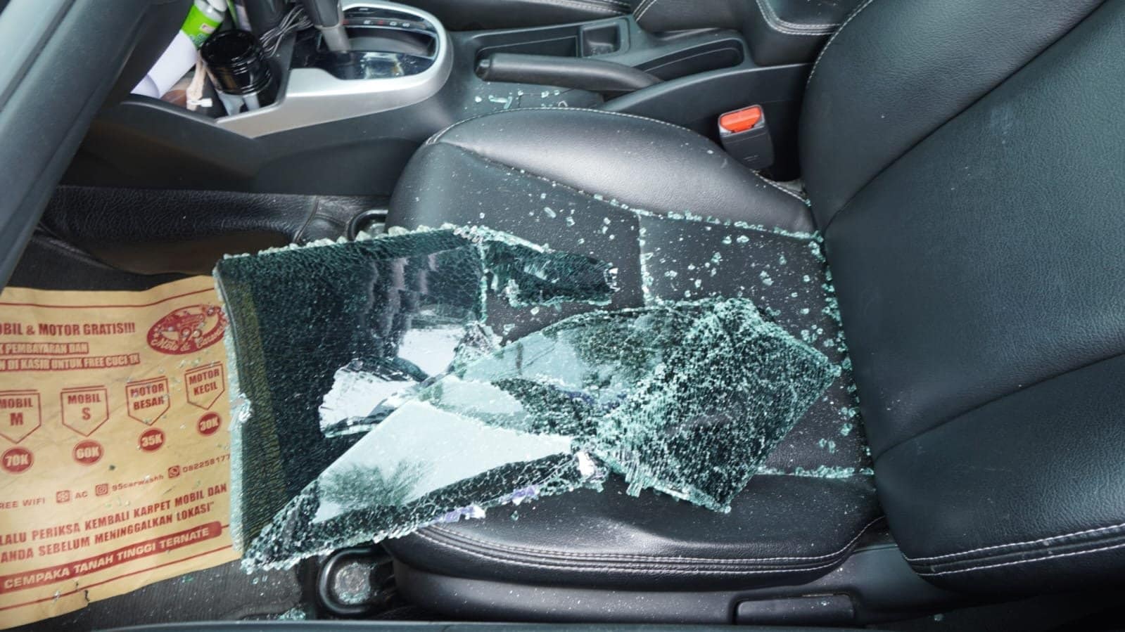 Pencurian Modus Pecah Kaca Mobil di Ternate Terekam CCTV