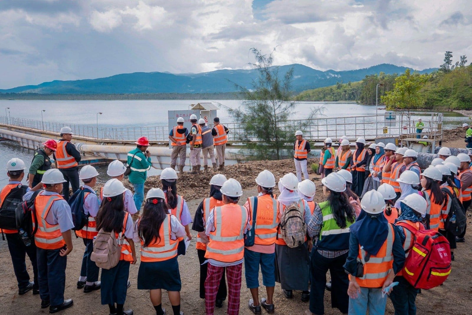 Masyarakat Halmahera Selatan mengunjungi Danau Karo pada Sabtu, 23 Mei 2026. (Dok. Harita Nickel).