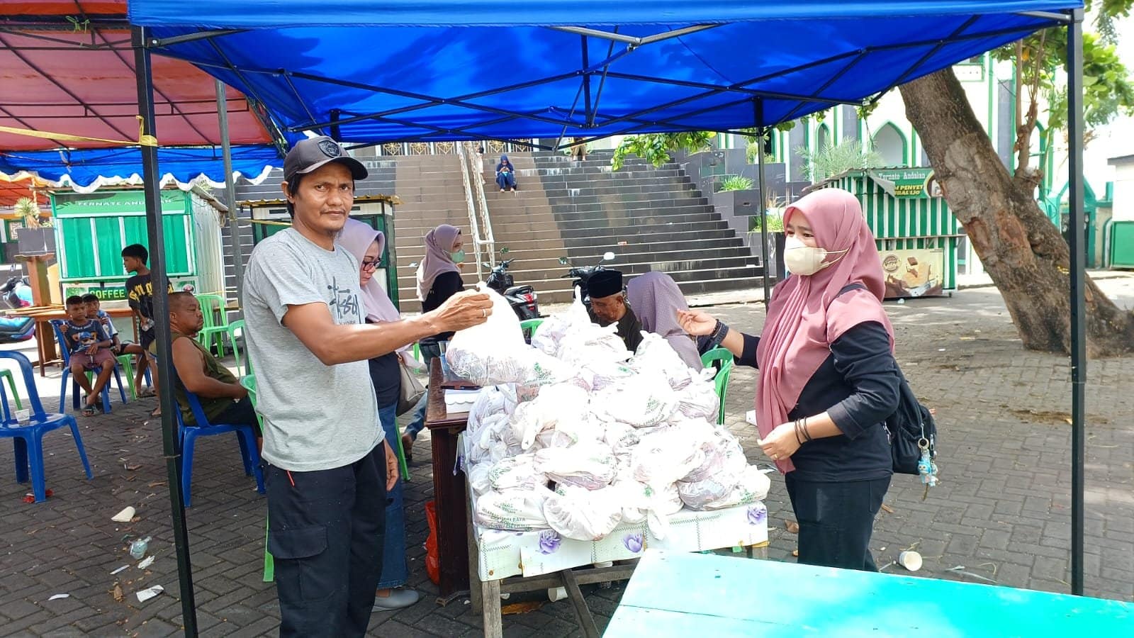 Baznas Kota Ternate Salurkan Daging Kurban kepada Warga Pulau Moti dan Hiri