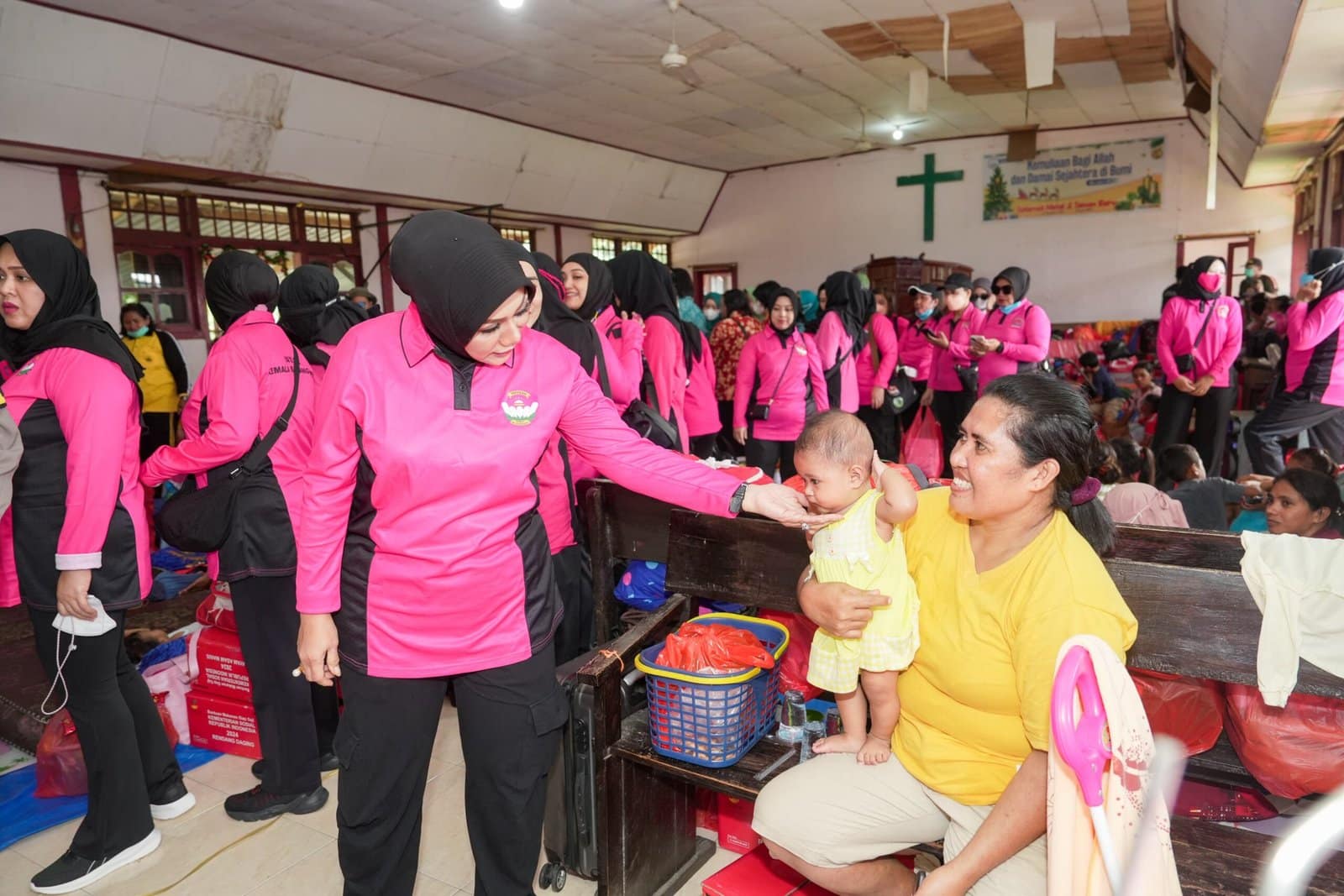 Distribusi Bantuan, Ketua Bhayangkari Malut Berikan Semangat ke Pengungsi Gunung Ibu