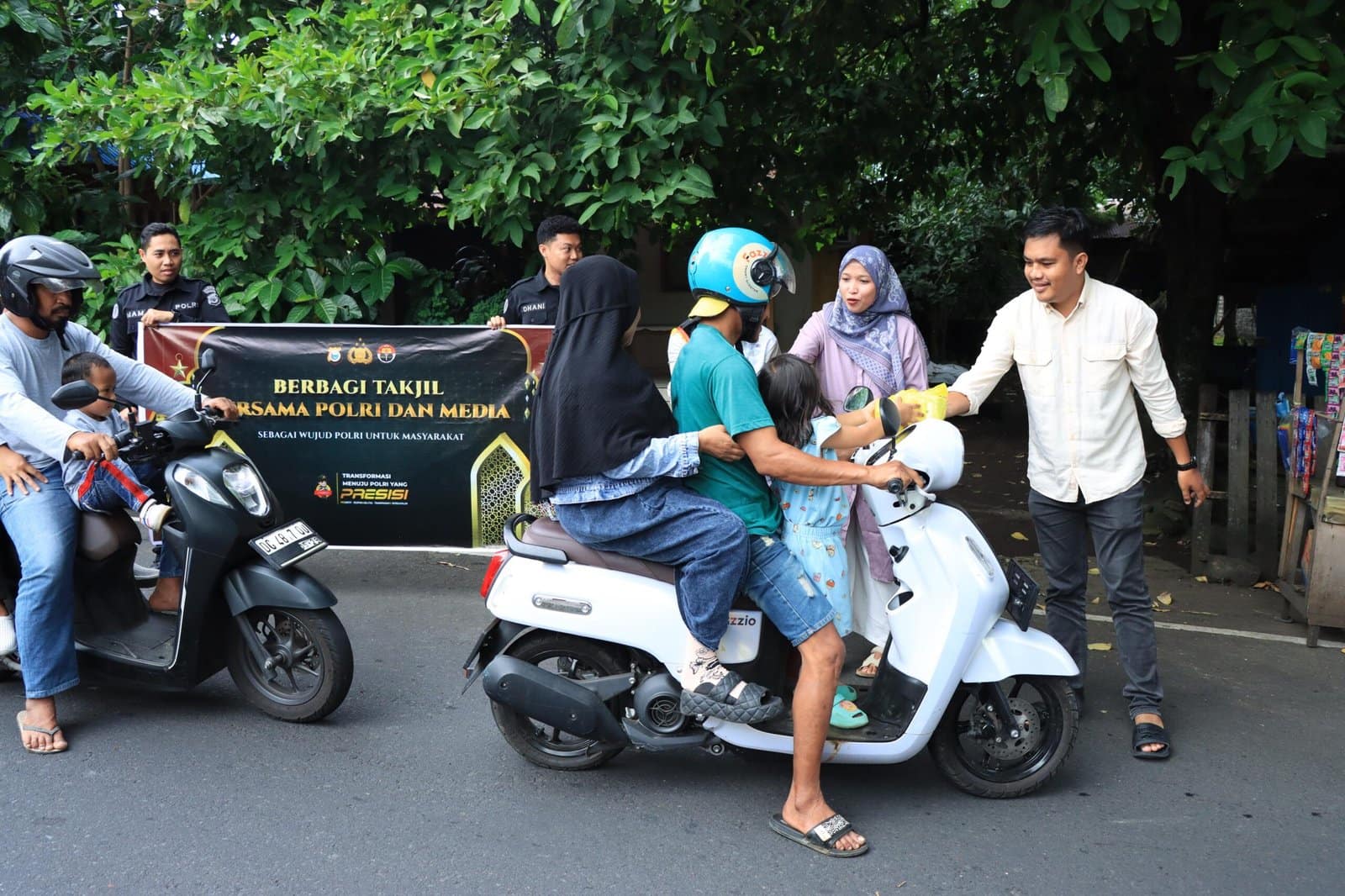 Bagi Takjil Bersama Jurnalis, Polda Malut Diapresiasi