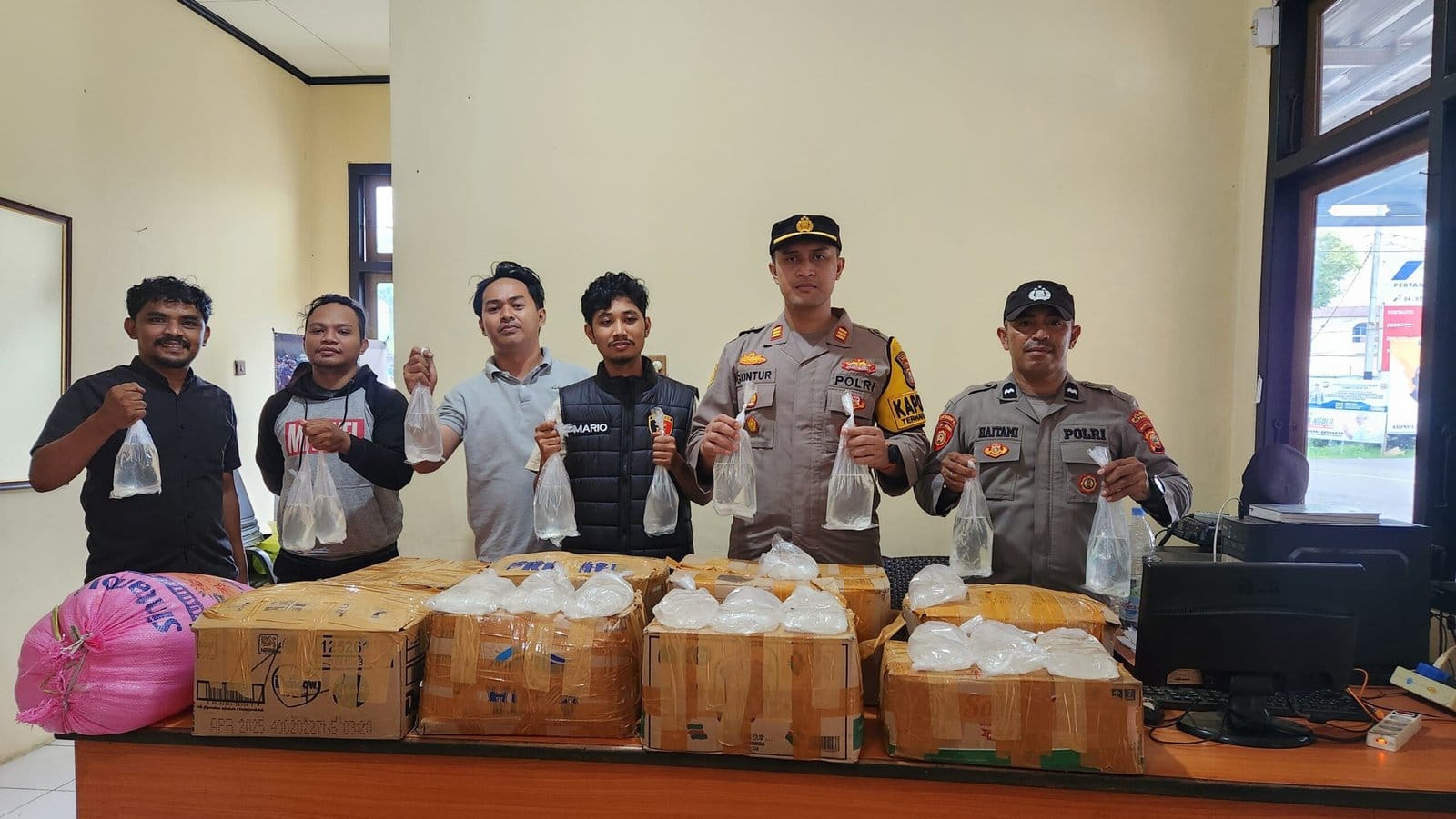 Polsek Ternate Selatan Sita Ratusan Kantong Cap Tikus Tak Bertuan