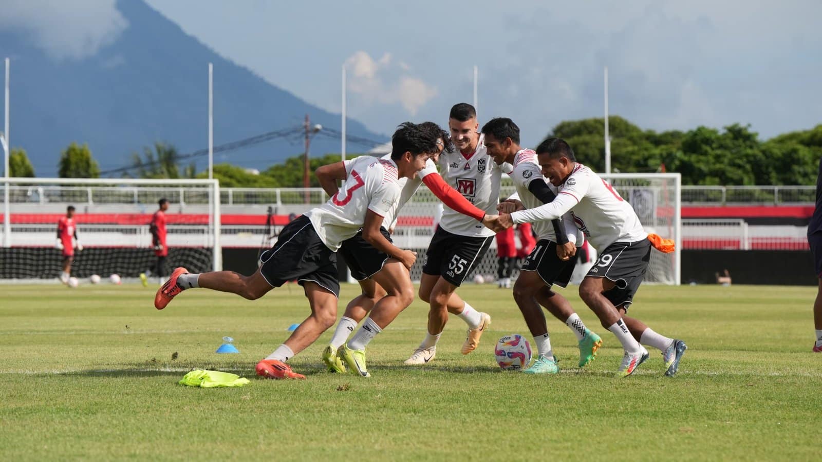 Malut United United Siap Gagalkan Pesta Juara Persib Bandung di Gelora Kie Raha