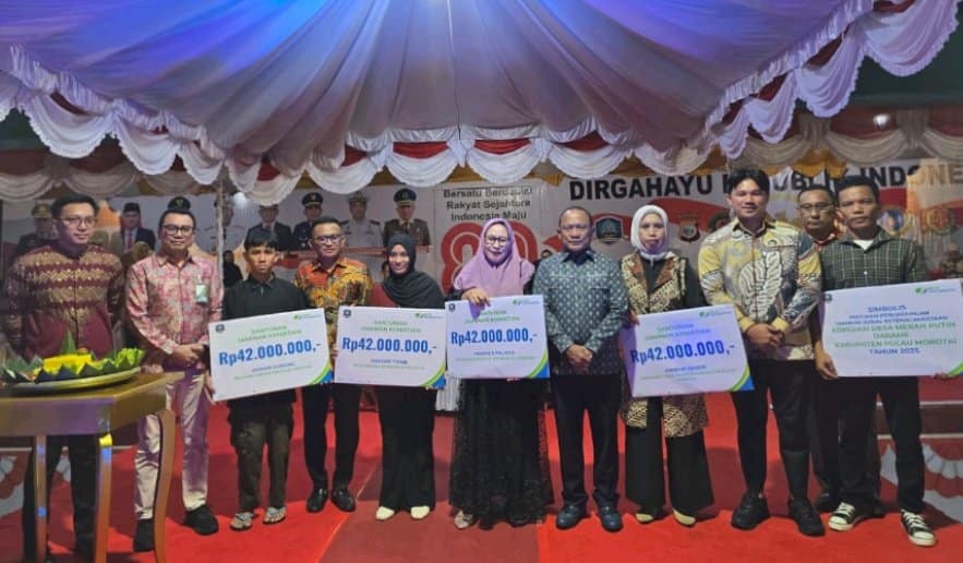 BPJS Ketenagakerjaan Serahkan Santunan Jaminan Kematian di Upacara HUT ke-80 RI di Morotai