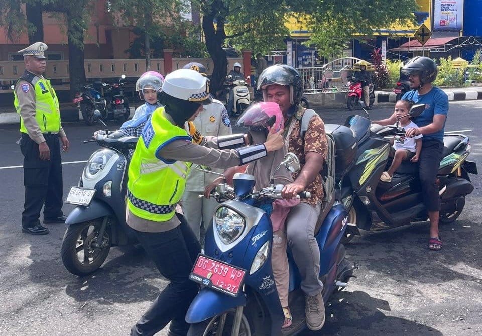 Tingkatkan Kesadaran Berlalu Lintas, Satlantas Ternate Bagikan Helm Gratis